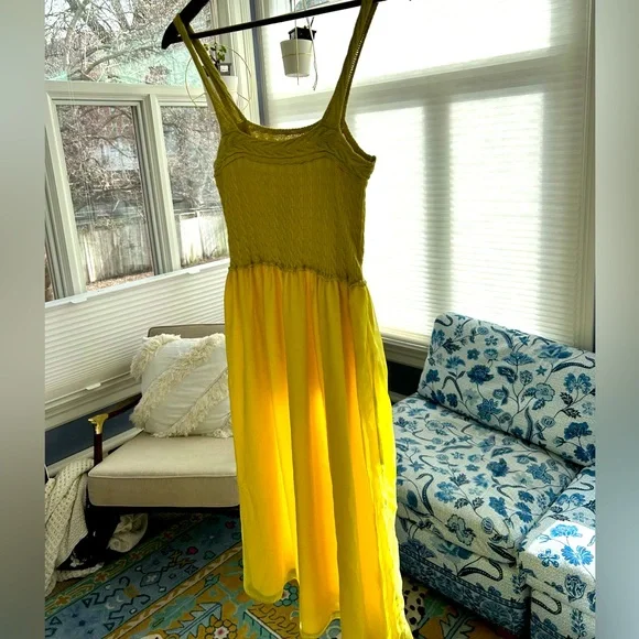 yellow flowy midi dress Women's yellow and White gingham midi dress Small